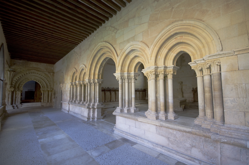 Galeria este y portada de sala capitular de San Andrés del Arroyo